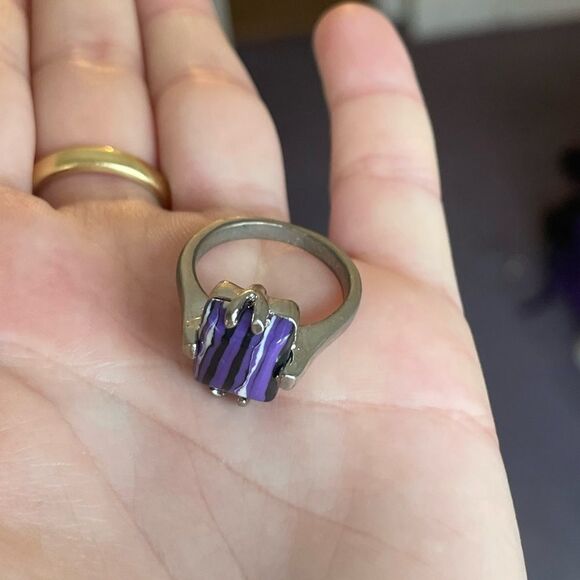 Silver colored ring with a purple stone - Picture 6 of 7